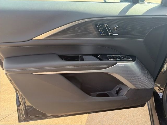 2025 Cadillac LYRIQ Luxury 3